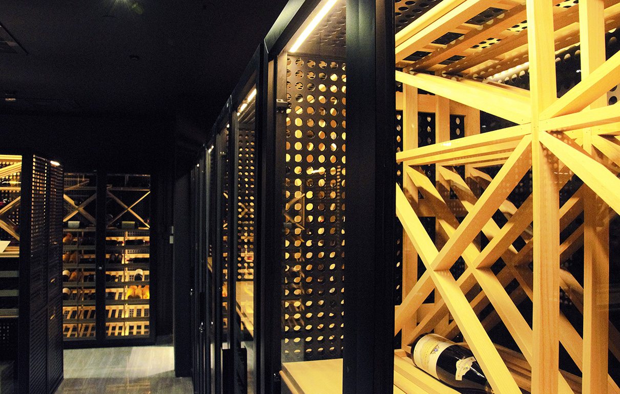 香港银行定制不鏽鋼與實木結合酒櫃